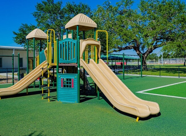 Building Photo - 3 Bedroom 2 Bath Spacious Home in Holiday Park