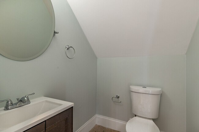 Building Photo - 168 Bigelow St