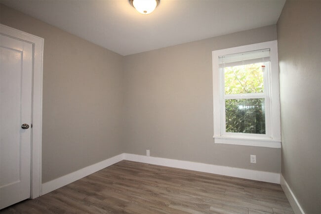 Building Photo - Classy 3BD/2BA House - Spacious Bedrooms, ...
