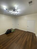 Building Photo - 915 Newington Ct