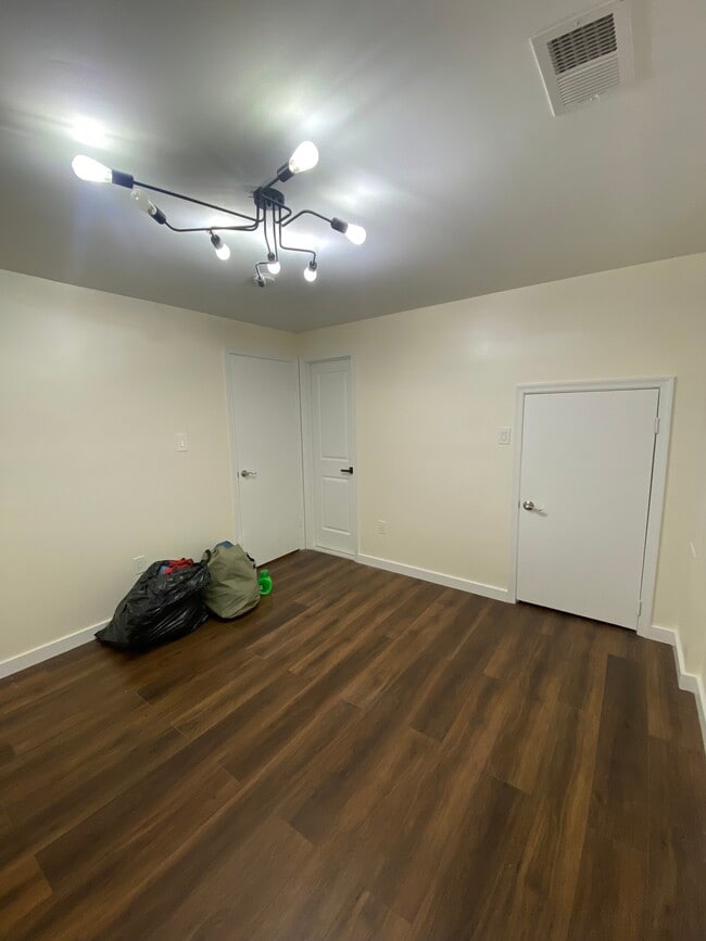 Building Photo - 915 Newington Ct