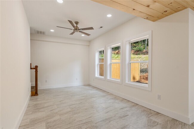 Building Photo - 111-113 Shannandoah Dr