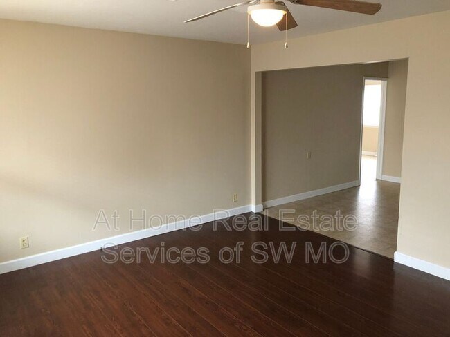 Building Photo - 924 W Woodridge St