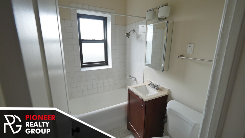 Building Photo - 4616 N Paulina St