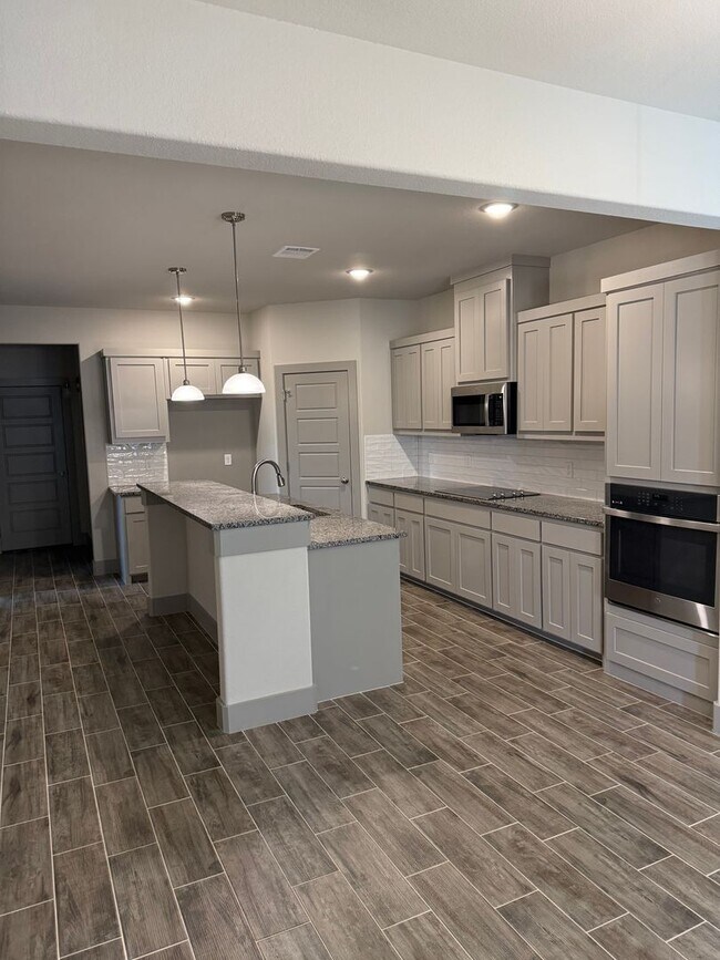 Building Photo - 3/2/2 Open concept and conveniently located for commuters