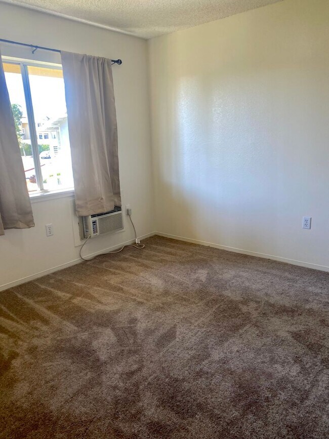 Building Photo - Available Now | 2 Bedroom, 1 Bathroom Apartment w/Scenic View from Enclosed Lanai | Kualana Knoll...