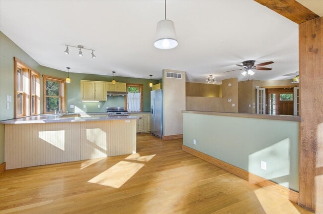 Building Photo - 102 N Gaw St