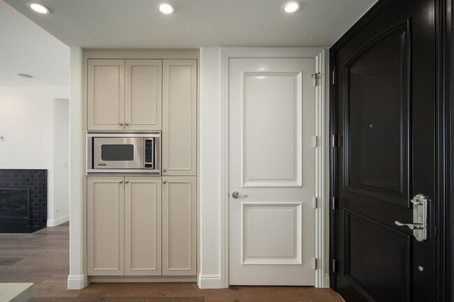 Building Photo - 7181 E Camelback Rd