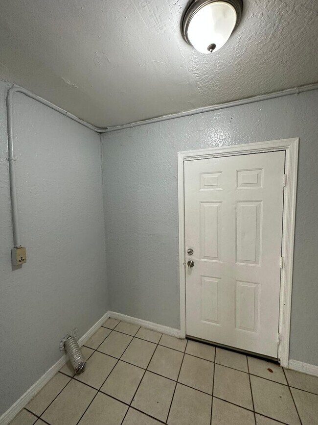 Building Photo - 310/312 Acosta St