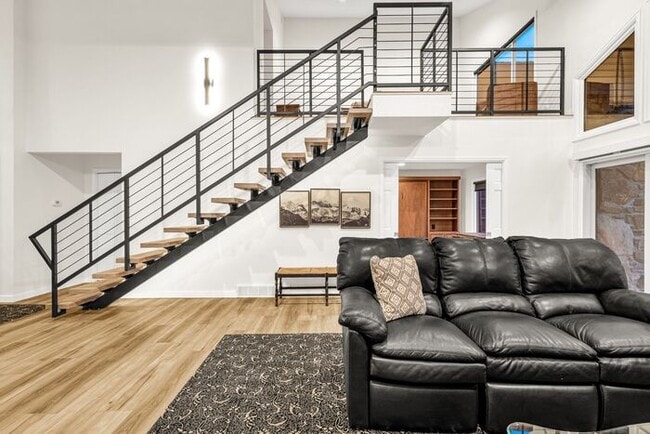 Building Photo - Fully Furnished Executive Townhome in Kiss...
