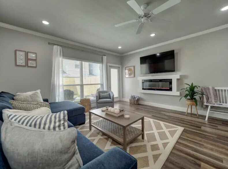 Building Photo - 14013 Ports O Call Dr