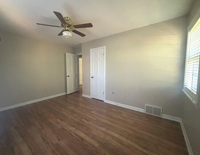 Building Photo - 335 Alexander Cove