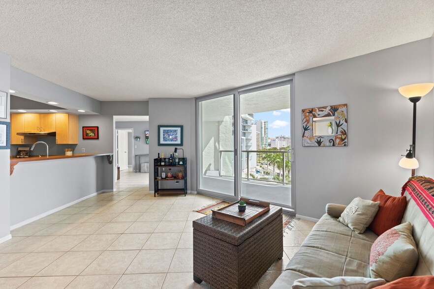 Living area/kitchen - 1111 N Gulfstream Ave
