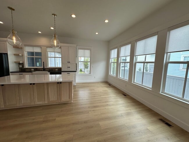 Building Photo - Gorgeous 5 Bed 3.5 Bath Home at Daybreak I...