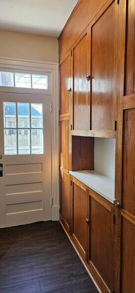 Side entry and pantry - 2818 Masonic Dr