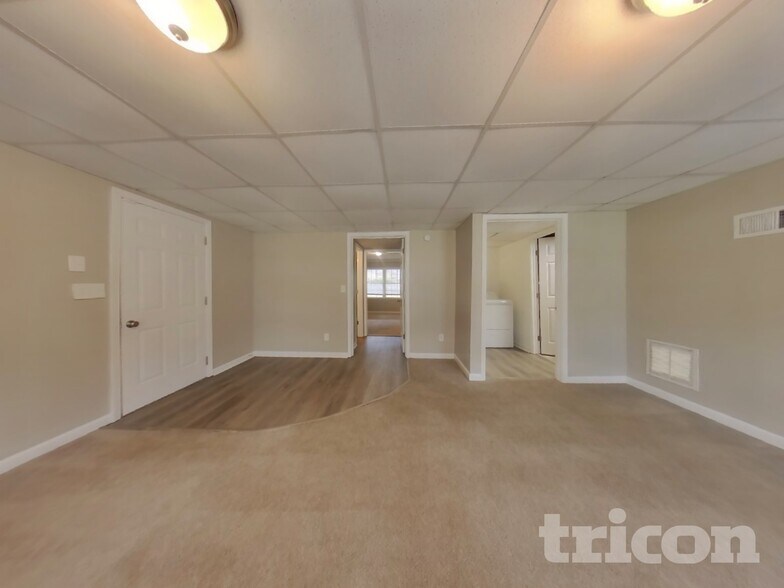 Building Photo - 2339 Country Club Dr SE