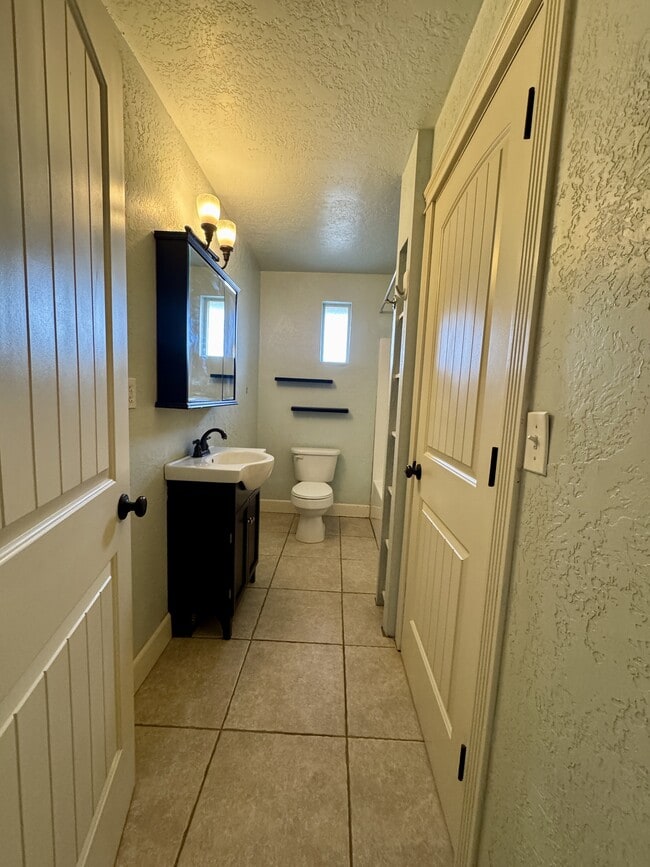 Building Photo - 560 E 6th N