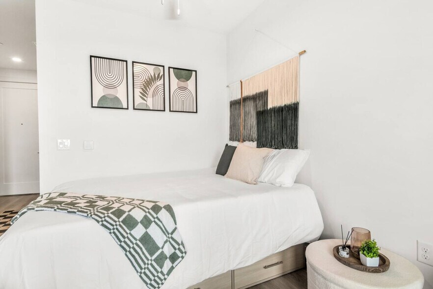 Building Photo - 701 Richmond Ave.