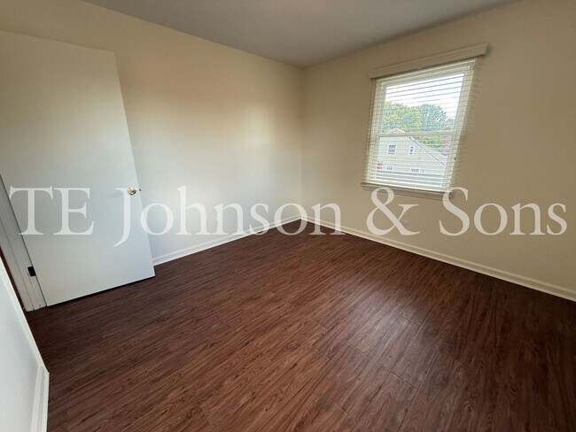 Building Photo - Newly Renovated 2 Bedroom Apartment in Wes...
