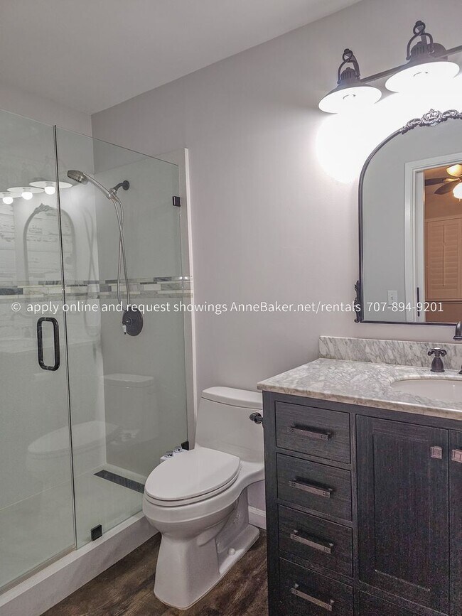 Building Photo - Exquisitely Updated Condo - Must See