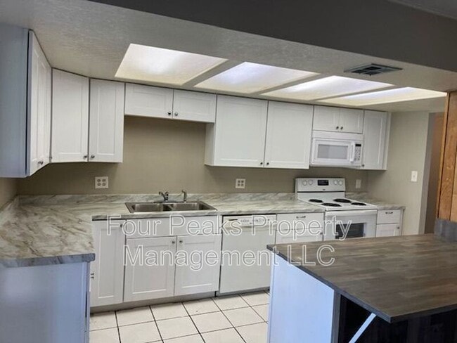 Building Photo - 6406 W Rose Ln