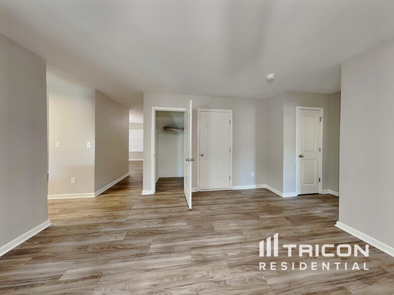 Building Photo - 2831 Village Center Dr