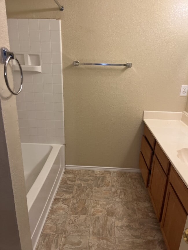 Building Photo - Beautiful Mansfield home! Fresh paint, clean, and renovated!