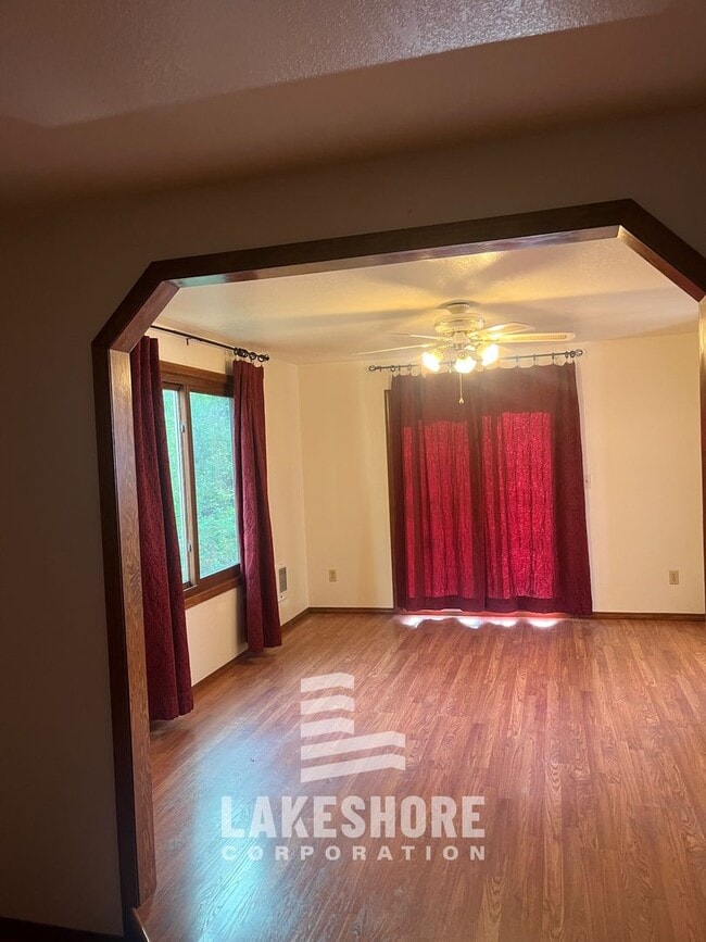 Building Photo - Spacious 4 Bed 3 Bath Lynnwood Home w/ Ful...
