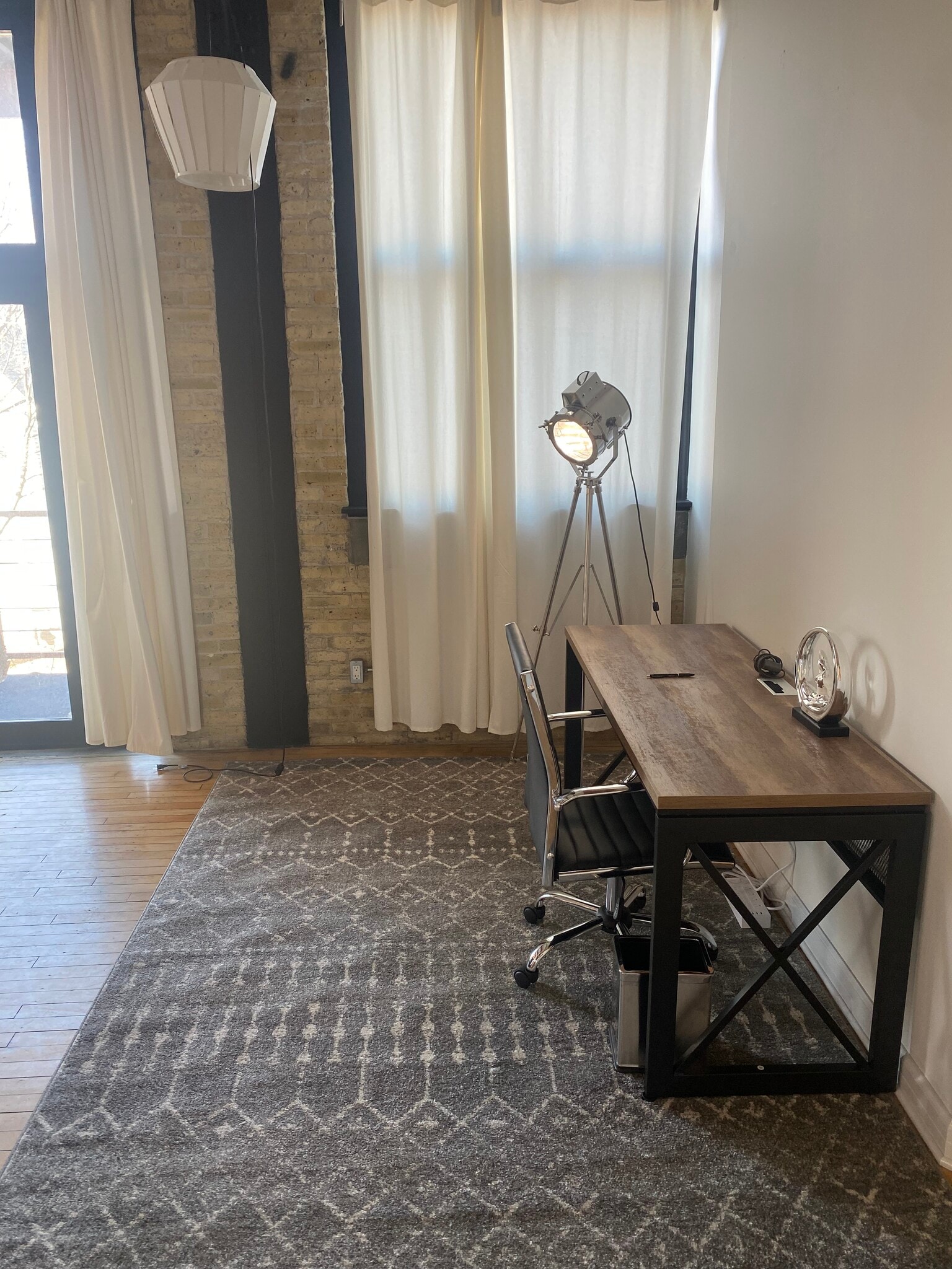 Building Photo - 215 W Maple St