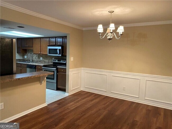 Building Photo - 2207 Surrey Ct