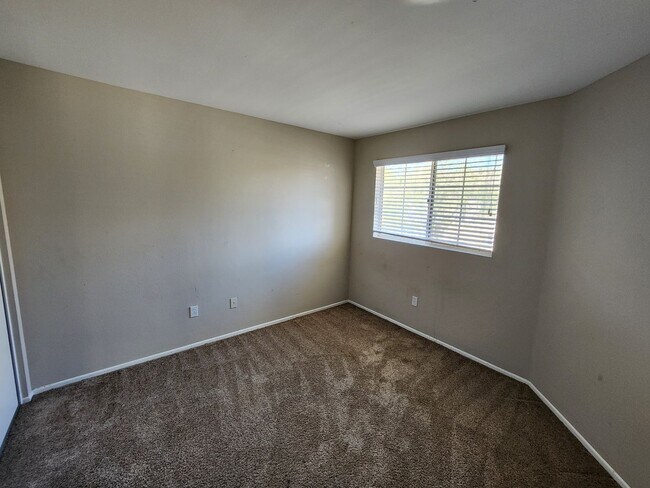 Building Photo - 4 Bedroom House in Eastlake - Championship Classics Community