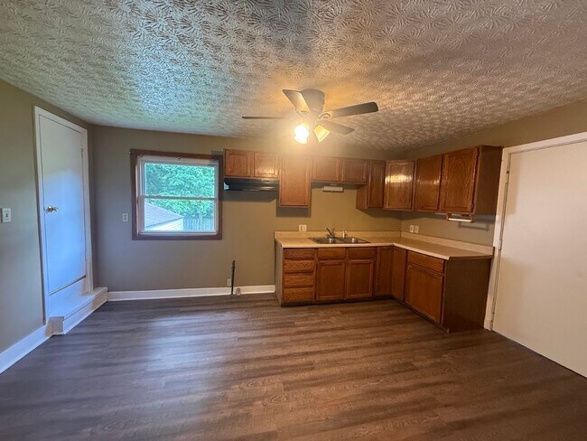Building Photo - Three bedroom one bathroom home for rent
