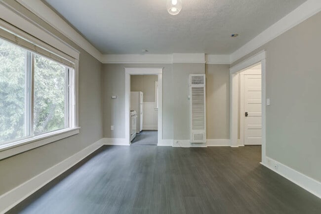 Building Photo - St. Johns Gorgeous Renovated Top Floor Studio