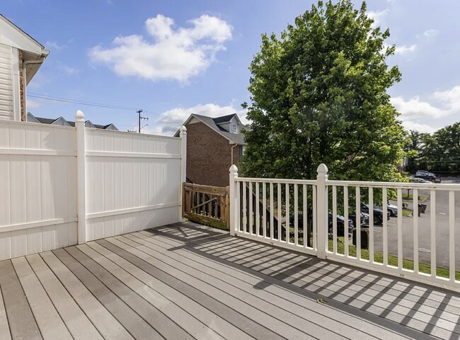 Building Photo - Renovated End-Unit Townhome with Spacious Primary Suite