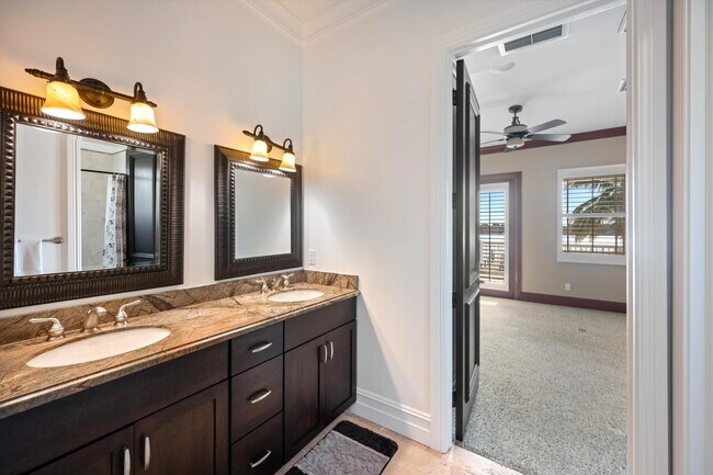 Building Photo - 614 S Lake Dr