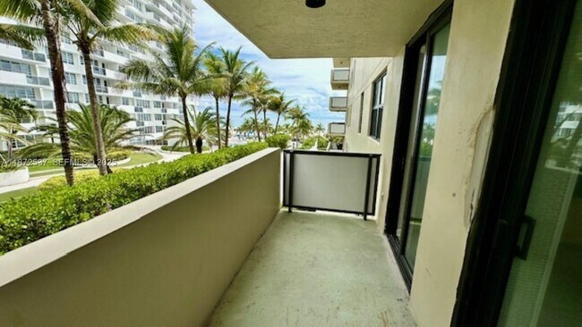Building Photo - 1623 Collins Ave