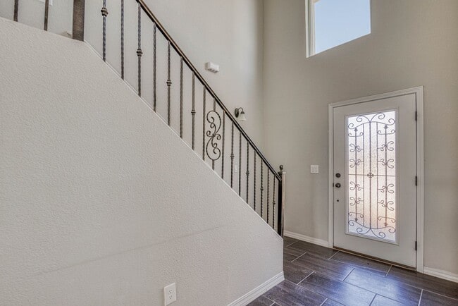 Building Photo - Beautiful East side House with 3 beds-2.5 ...