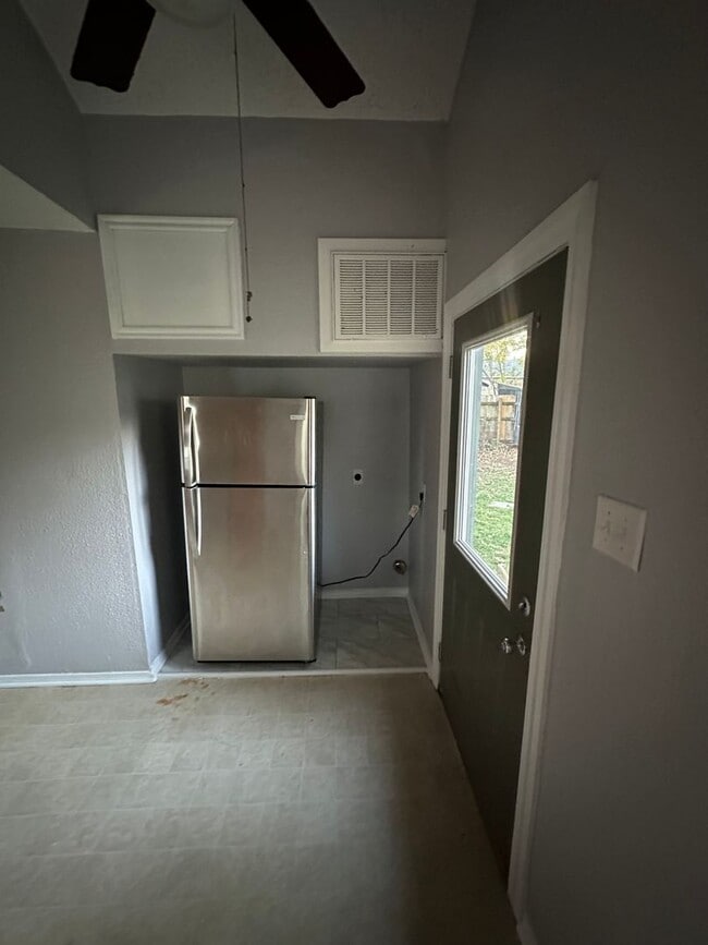 Building Photo - Beautiful 2 Bedroom 1 Bath DUPLEX