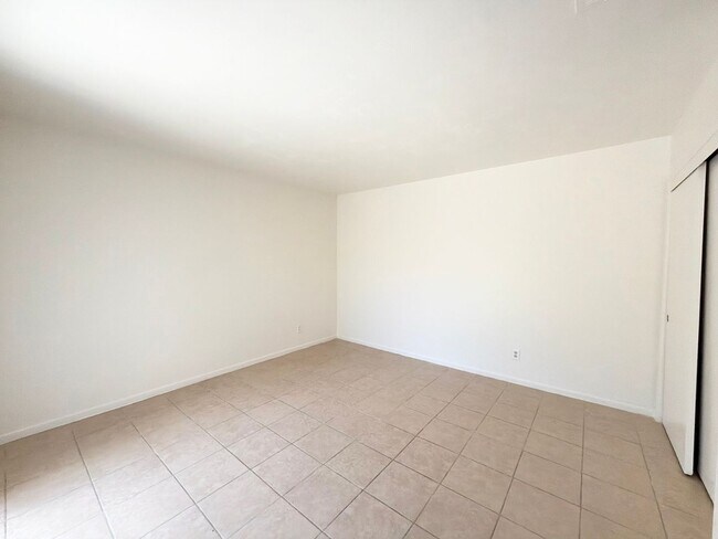 Building Photo - AVAILABLE NOW!! 2 Bedroom 1 Bathroom Apartment in Cathedral City!