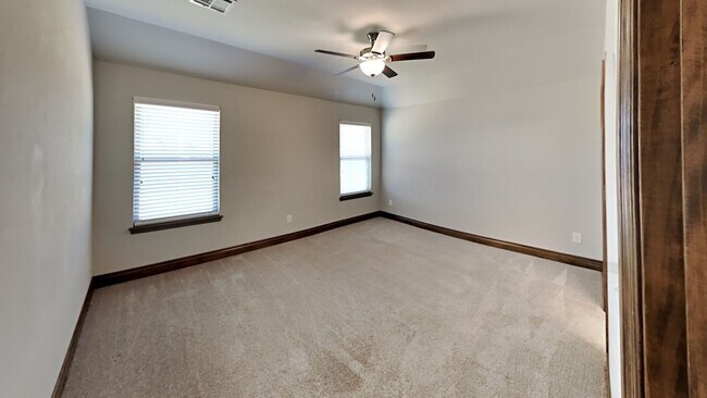 Building Photo - Beautiful 4 Bedroom 2 Bathroom Home in Pie...