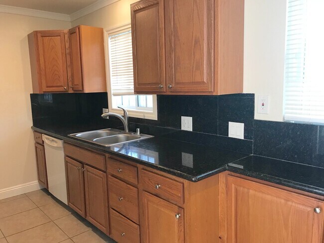 Building Photo - Ground Level Home La Jolla Village! Washer, Dryer, Parking, Upgraded Appliances! Walk to beaches!