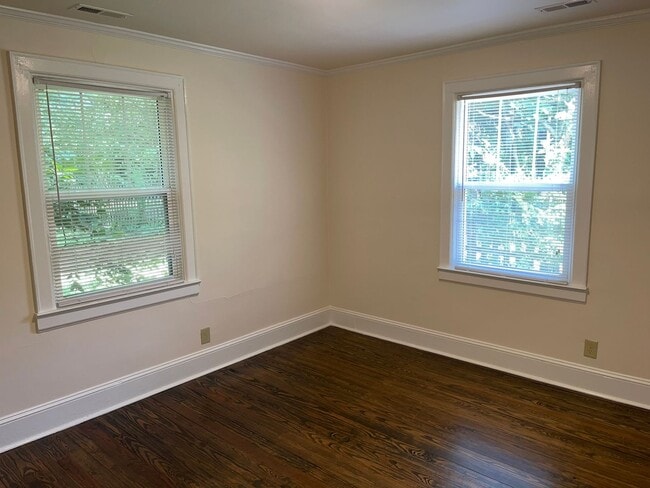 Building Photo - Cute One Bedroom Duplex in Plaza Midwood!