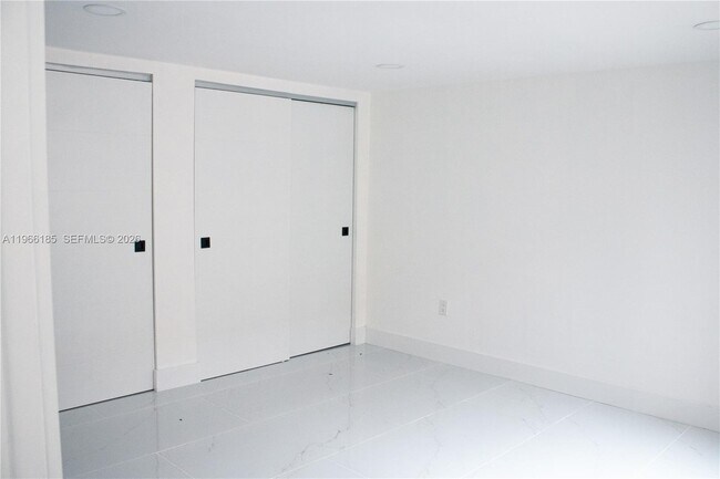 Building Photo - 10433 SW 118th Ct