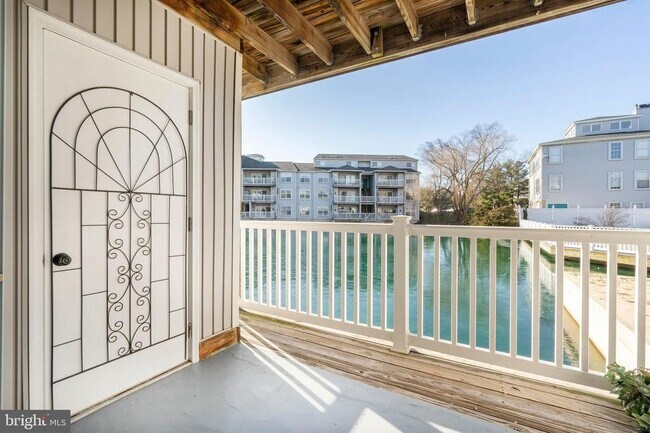 Building Photo - 600 Waters Edge Dr