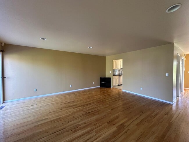 Building Photo - 37 Sea Ct Ln