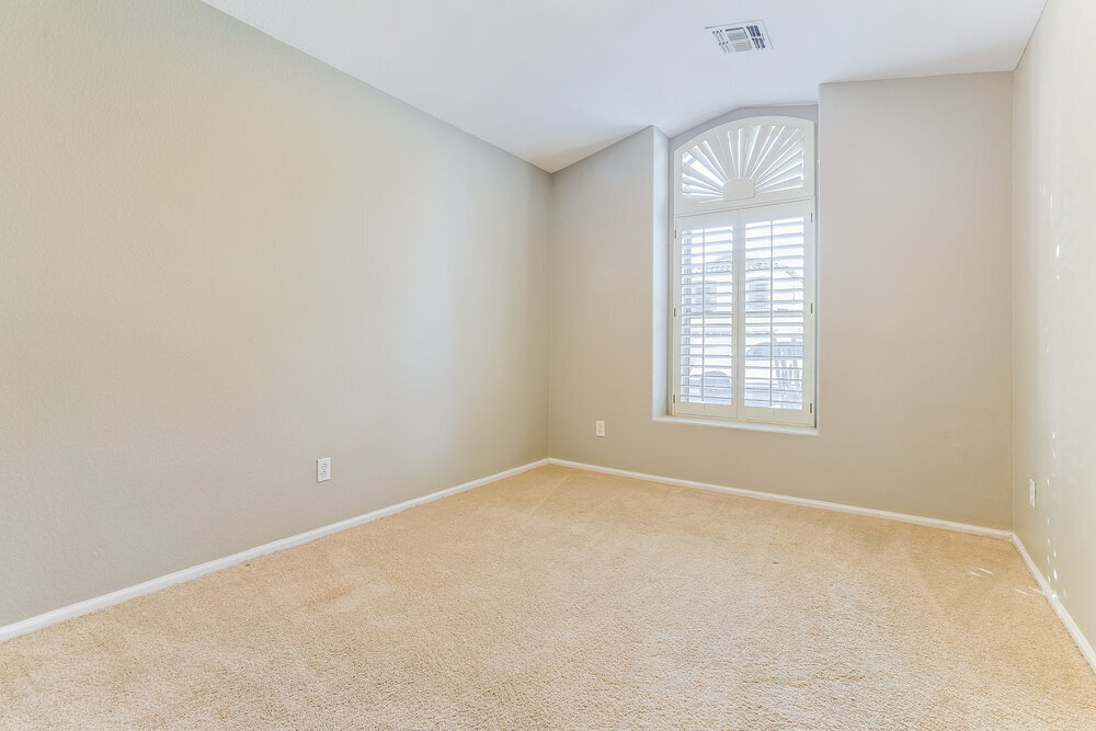 Building Photo - 672 E Lovegrass Dr