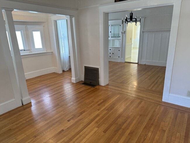 Building Photo - Great Home Located in the Pill Hill Neighborhood