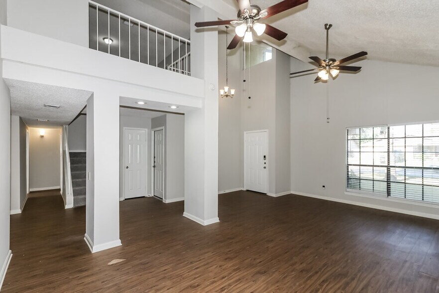 Building Photo - 18711 Droitwich Dr