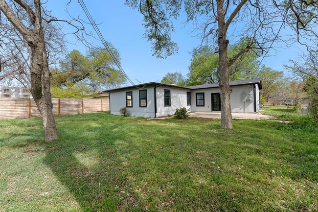 Building Photo - 1307 Yorkshire Dr