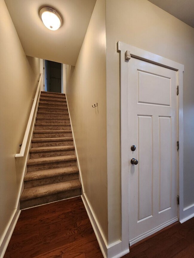 Building Photo - 3 Bedroom home with an upstair bonus room ...